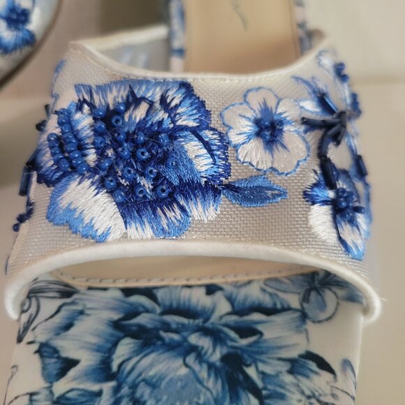 Betsy Johnson BLUE/ WHITE Size 8.5 Floral Sweet Vintage Block Heel Embroider - Picture 2 of 8